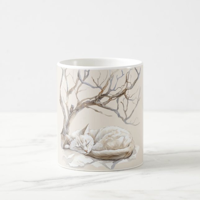 Weiße Katze unter Baumzweigen Kaffeetasse (Mittel)