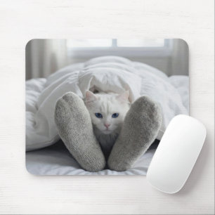 Weiße Katze unter einer weißen Bettdecke Mousepad