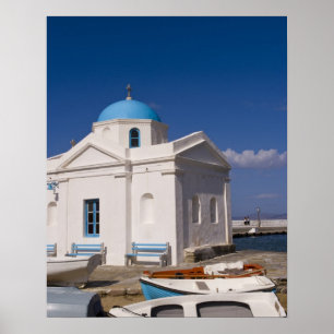 Weiße Kirche am Strand in der Nähe der Ägäis Poster