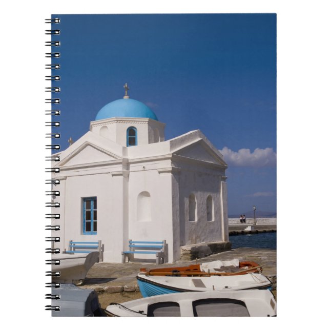 Weiße Kirche am Strand in der Nähe des Ägäischen M Notizblock (Vorderseite)