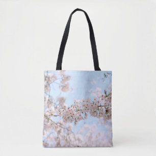 Weiße Kirschblüte unter blauem Himmel im m Tasche