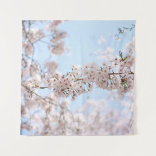 Weiße Kirschblüte unter blauem Himmel im m Wandteppich