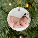 Weiße Kleider | Red Baby's First Christmas Keramik Ornament<br><div class="desc">Weihnachtsschmuck,  zu dem Sie Ihr eigenes Foto zu Ehren der ersten Weihnachtszeit Ihres Babys hinzufügen können. Es ist mit einem weißen Kranz mit Blätter und Beeren dekoriert. Fügen Sie den Namen Ihres Kindes und die Geburtsdaten auf der Rückseite in Weiß mit einem schönen Farbton Rot.</div>