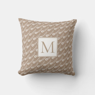 Weiße kleine Blume und rustikale Monogramm Kissen