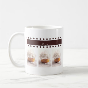 Weiße kleine Kuchen auf Kaffeetasse