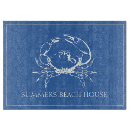 Weiße Krabbe an der Küste auf Personalisiertem kla Schneidebrett