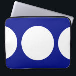 Weiße Kreise auf blau Laptopschutzhülle<br><div class="desc">Dieses gewagte geometrische Muster weist einen weißen Kreis in der Mitte und zwei weiße Halbkreise an den Kanten eines blauen Hintergrunds auf. Wenn Sie dem Design ein Monogramm oder Bild hinzufügen möchten, klicken Sie auf die Schaltfläche "Anpassen!". Digitales Bild. Copyright © 2011 Claire E. Skinner. Alle Rechte vorbehalten.</div>