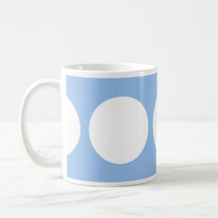 Weiße Kreise auf hellblauem Kaffeetasse