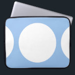 Weiße Kreise auf hellblauer Fläche Laptopschutzhülle<br><div class="desc">Dieses gewagte geometrische Muster weist einen weißen Kreis in der Mitte und zwei weiße Halbkreise an den Kanten eines hellblauen Hintergrunds auf. Wenn Sie dem Design ein Monogramm oder Bild hinzufügen möchten,  klicken Sie auf die Schaltfläche "Anpassen!". Digitales Bild. Copyright © 2011 Claire E. Skinner. Alle Rechte vorbehalten.</div>