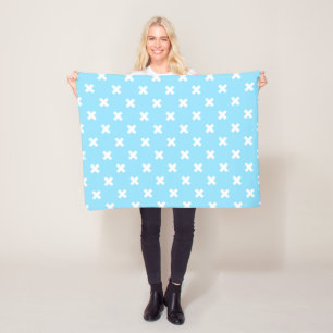 Weiße Kreuzstiche auf Babyblau Fleecedecke