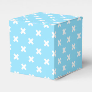 Weiße Kreuzstiche auf Babyblau Geschenkschachtel