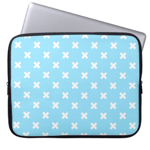 Weiße Kreuzstiche auf Babyblau Laptopschutzhülle