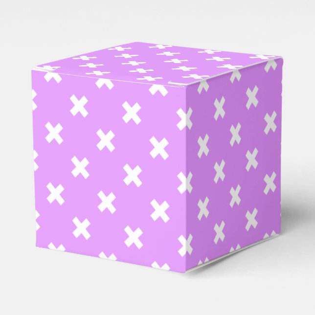 Weiße Kreuzstiche auf Lila Geschenkschachtel (Vorderseite)