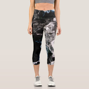 Weiße Kristalle im Schwarzen Weltraum Capri Leggings