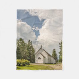 Weiße Landkirche mit Kreuz und Phantastischen Wolk Fleecedecke