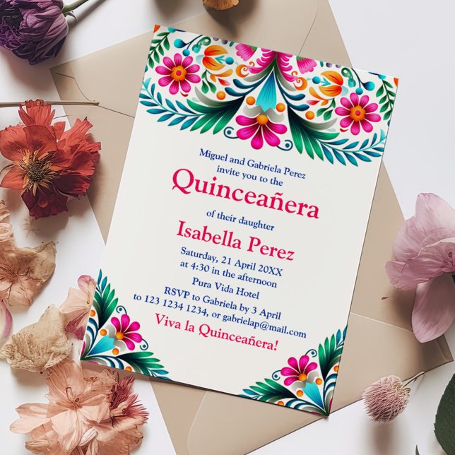 Weiße, lebendige Flora Quinceanera Mexican Fiesta Einladung (White Vibrant Floral Quinceanera Mexican Fiesta Invitation on a boho table with colorful flowers.)