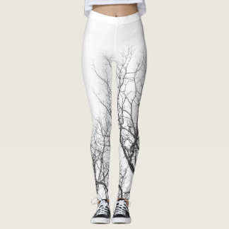 Weiße Leggings mit Baumzweigen.