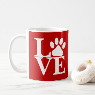 Weiße LIEBE Word Hundetyp auf rotem Hintergrund Kaffeetasse