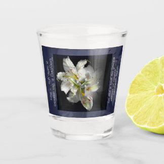 Weiße Lilien Fantasie Schnapsglas