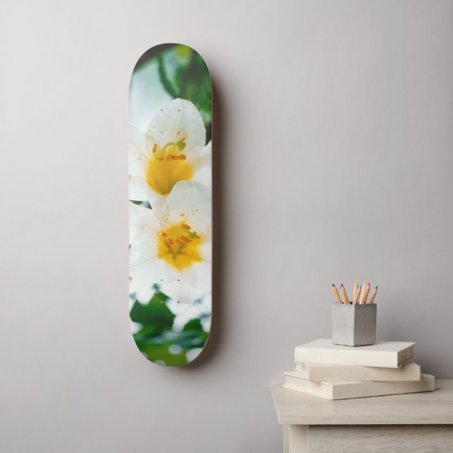 Weiße Lilien - Symbol der Liebe Skateboard (Wandkunst)