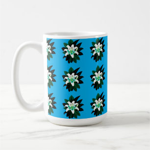 Weiße Lilienblume mit dunkelgrünen Blättern Kaffeetasse