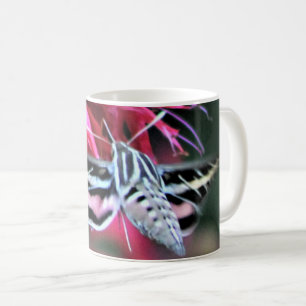 Weiße Linde Sphinx Moth Red Bee Balm Kaffeetasse