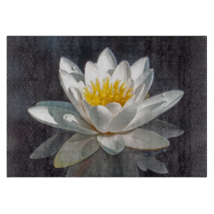 WEISSE LOTUS-BLOSSOM MIT WASSERFLÜSSIGKEITEN UND R SCHNEIDEBRETT