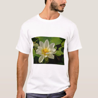 Weiße Lotus-Blume im Teich T-Shirt
