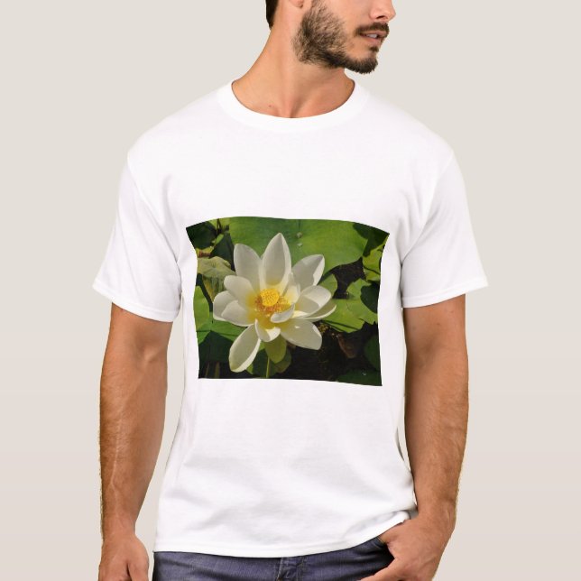 Weiße Lotus-Blume im Teich T-Shirt (Vorderseite)