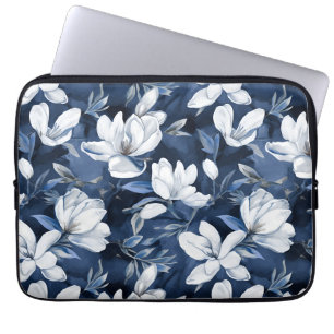 Weiße Magnolia-Blume, blauer Hintergrund Laptopschutzhülle