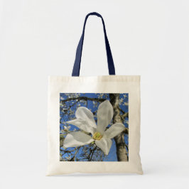 Weiße Magnolia-Blume in Bäumen. Tragetasche