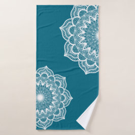 Weiße Mandala auf blauem Hintergrund Badehandtuch