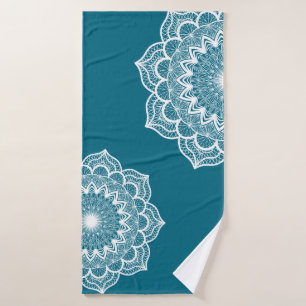 Weiße Mandala auf blauem Hintergrund Badehandtuch