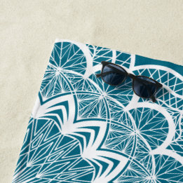 Weiße Mandala auf blauem Hintergrund Strandtuch