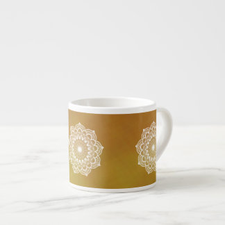 Weiße Mandala auf goldenem Hintergrund Espressotasse