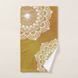 Weiße Mandala auf goldenem Hintergrund Handtuch