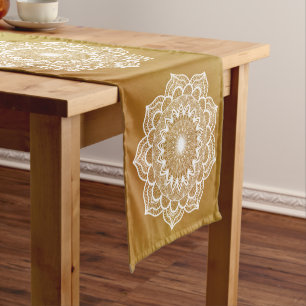 Weiße Mandala auf goldenem Hintergrund Kurzer Tischläufer