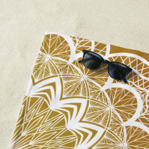 Weiße Mandala auf goldenem Hintergrund Strandtuch