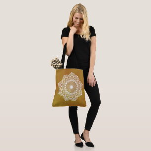Weiße Mandala auf goldenem Hintergrund Tasche