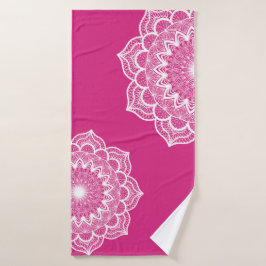 Weiße Mandala auf rosa Hintergrund Badehandtuch