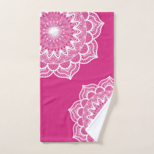 Weiße Mandala auf rosa Hintergrund Handtuch