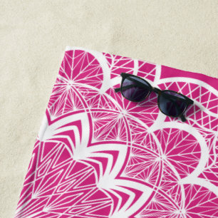 Weiße Mandala auf rosa Hintergrund Strandtuch