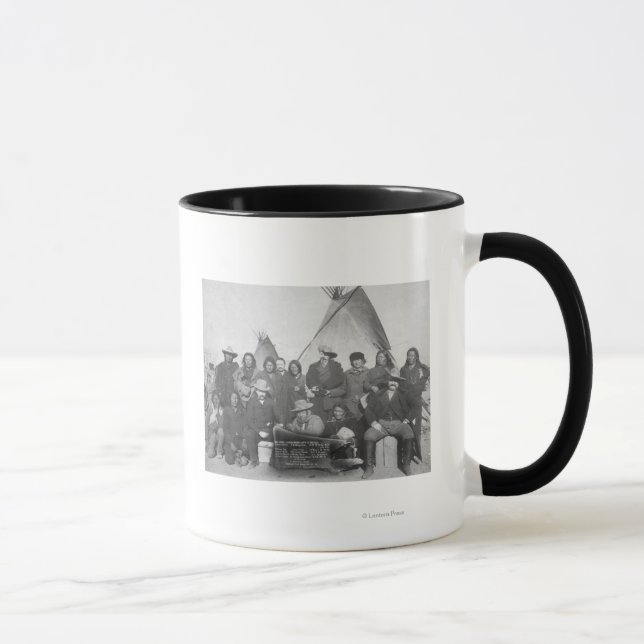 Weiße Männer (einschließlich Buffalo Bill) und Lak Tasse (Rechts)