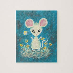 Weiße Maus mit gelben Blumen u. Schmetterling