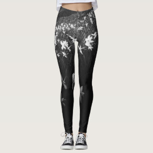 Weiße Narzissen Blume in Dunkelheit Leggings