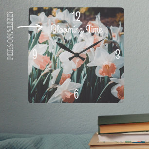 Weiße Orangendärme im Frühlingsgarten Quadratische Wanduhr