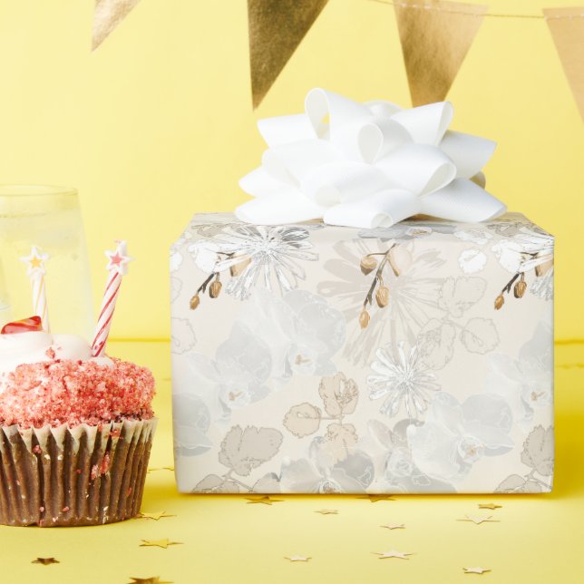 Weiße Orchideen auf einer hellen Creme  Geschenkpapier (Geburtstagsparty)