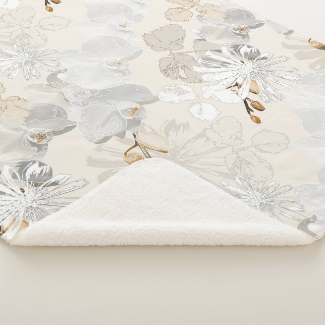 Weiße Orchideen auf einer hellen Creme Sherpadecke (3/4)