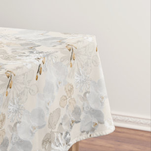 Weiße Orchideen auf hellem Creme Tischdecke