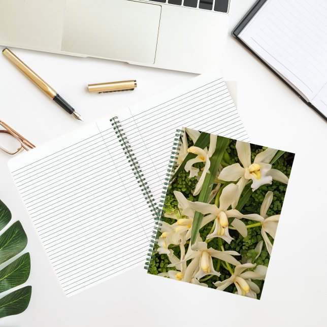 Weiße Orchideen und Maidenhair Ferns Floral Notizbuch (In Situ)